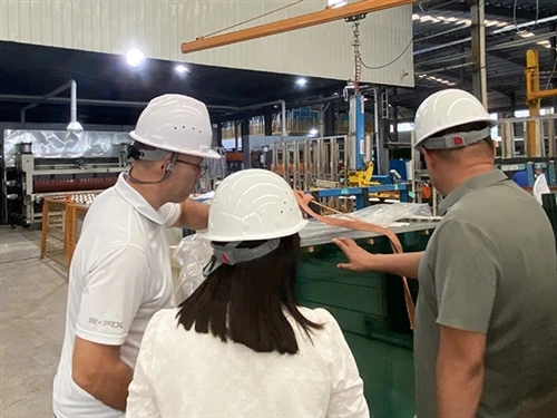 Cov neeg siv khoom hauv UK tuaj xyuas MIGO GLASS Factory txhawm rau tshuaj xy...