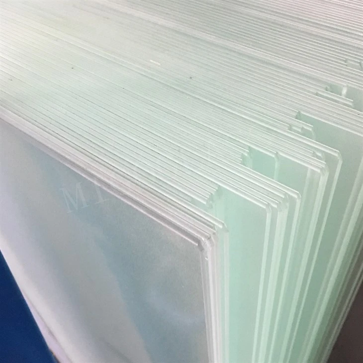 Low iron patterned solar glass